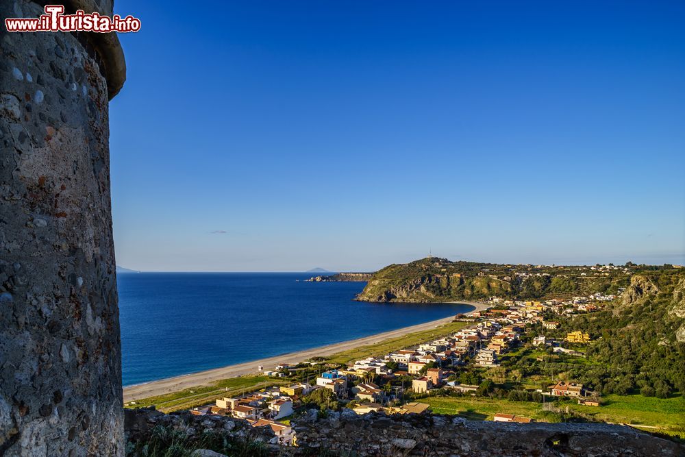 Immagine La costa di Milazzo vista dai bastioni del castello medievale di Milazzo, Sicilia.