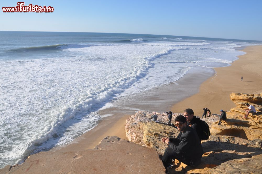 Immagine La costa di Nazaré e le grandi onde dell'Oceano Atlantico, Portogallo.