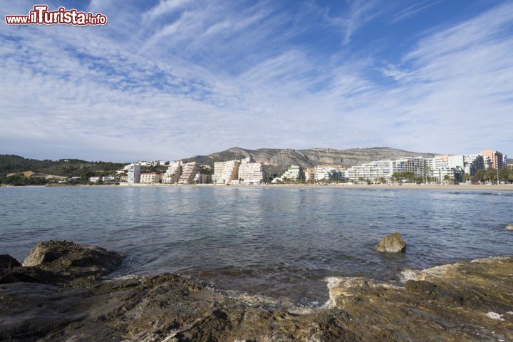 Immagine La costa di Oropesa del Mar fotografata dall'altro lato della baia, Spagna. A fare da cornice alla città è una natura rigogliosa e a tratti selvaggia e incontaminata