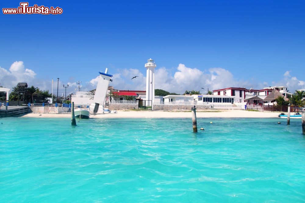 Immagine La costa di Puerto Morelos, Messico, con il vecchio e nuovo faro. Siamo su un tratto di litorale della Riviera Maya.