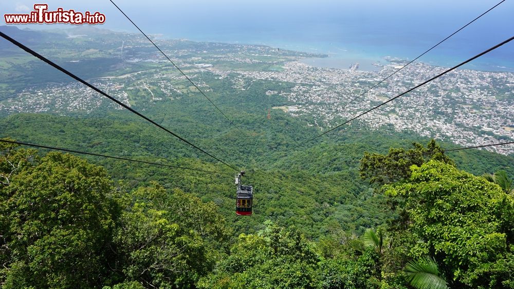 Immagine La costa di Puerto Plata vista dalla cima dell'Isabel del Torres, Repubblica Dominicana. La funivia collega Puerto Plata alla collina Isabel del Torres e offre una panorama mozzafiato sulla città e i dintorni.