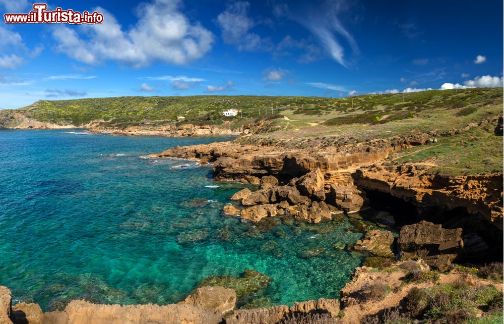 Immagine La costa di S'Enna e S'Arca a Pistis sul mare della Sardegna occidentale