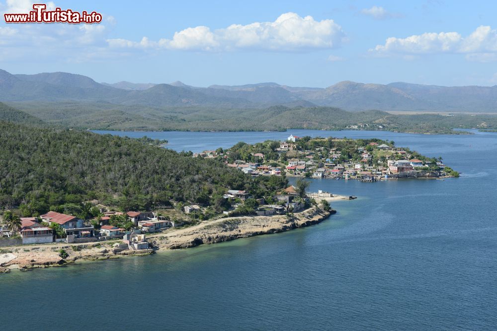Immagine La costa di Santiago de Cuba con l'ingresso nella baia che conduce al porto della seconda città cubana.