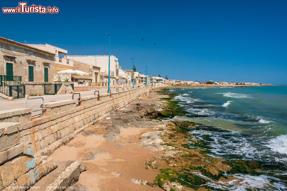 Immagine La costa e il mare limpido di Donnalucata, borgo marino nel comune di Scicli in Sicilia - © Petra Nowack / Shutterstock.com