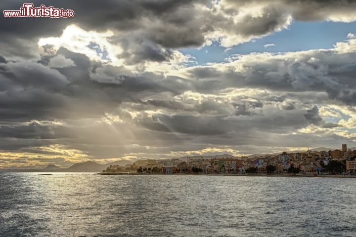 Immagine La costa e la spiaggia di Vila Joiosa, Spagna. Questa località dispone di tre chilometri e mezzo di spiagge fra cui quella De Torres dove si trovano anche i reperti archeologici della torre della Cruz e di Sant Josep, quest'ultima conosciuta più popolarmente come Torre di Ercole.