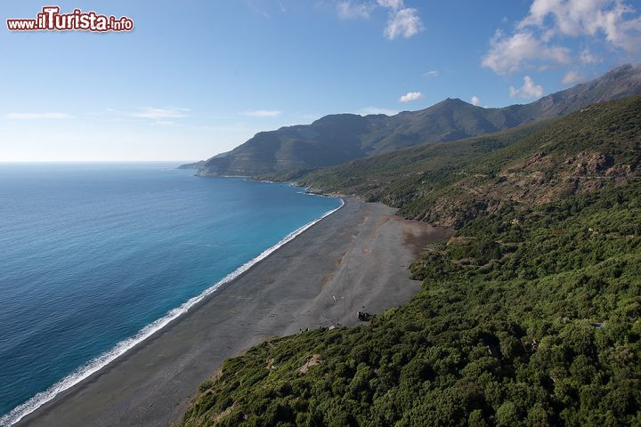 Immagine Una vista panoramica della spiaggia nera di Nonza in Corsica