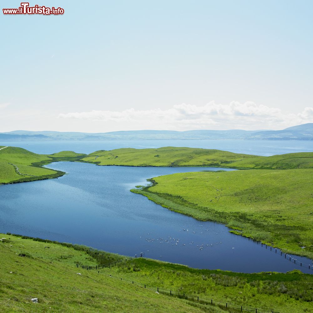 Immagine La costa frastagliata dell'isola di Rathlin (Irlanda del Nord) vista dall'alto.