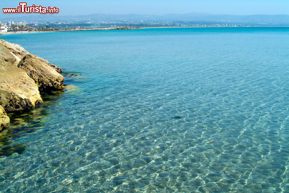 Immagine La costa mediterranea del Libano fra Sidone e Tiro. Queste antiche acque furono navigate dai Fenici mentre commerciavano ricchezze nell'Europa occidentale.
 