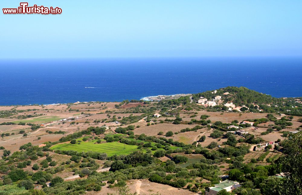 Immagine La costa nord della Corsica vicino a Algajola fotografata dall'alto.