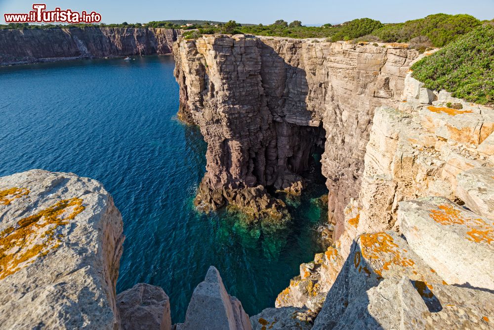 Immagine La costa rocciosa dell'Isola di San Pietro in Sardegna.