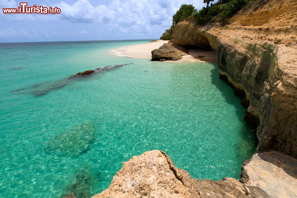 Immagine La costa rocciosa dell'isola di Anguilla, America Centrale. Sabbia bianca e laguna turchese caratterizzano questo territorio Britannico d'Oltremare.