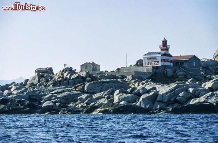Immagine La costa rocciosa dell'isola di Lavezzi con il faro visti dal Mar Tirreno, Corsica.
