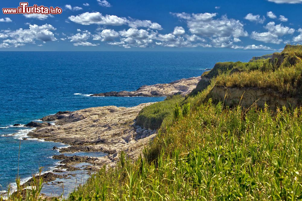 Immagine La costa rocciosa dell'isola di Susak, una delle più occidentali dell'arcipelago del Quarnero, in Croazia. Qui Si può circolare a piedi percorrendo sentieri fatti di sabbia, a patto che si indossino scarpe ai piedi o, per essere un po’ più liberi, le pantofolecon suola di pelle di capra, calzature che gli autoctoni usano abitualmente. Se in estate il bacino di utenza turistica può arrivare al massimo a 2.000 unità, nelle stagioni fredde rimangono sull’isola soltanto i 188 residenti, con cui peraltro è difficile comunicare per la loro radicata abitudine a parlare un patois antico (ma nelle strutture ricettive si parla un po’ di inglese)