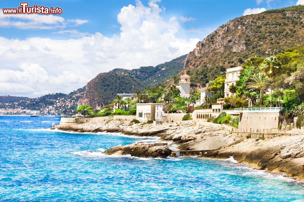 Immagine La costa rocciosa di Cap d'Ail, Costa Azzurra, Francia. Appartenuta sino al 1861 al Regno di Sardegna, Cap d'Ail (in italiano Capodaglio) venne in seguito ceduta al governo francese.