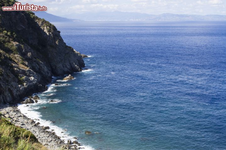 Immagine La costa rocciosa di Palmi, Calabria, vista dall'alto. Centro agricolo, commerciale e balneare, Palmi è la principale località dell'area geografica nota come Gioia Tauro - © 311209016 / Shutterstock.com