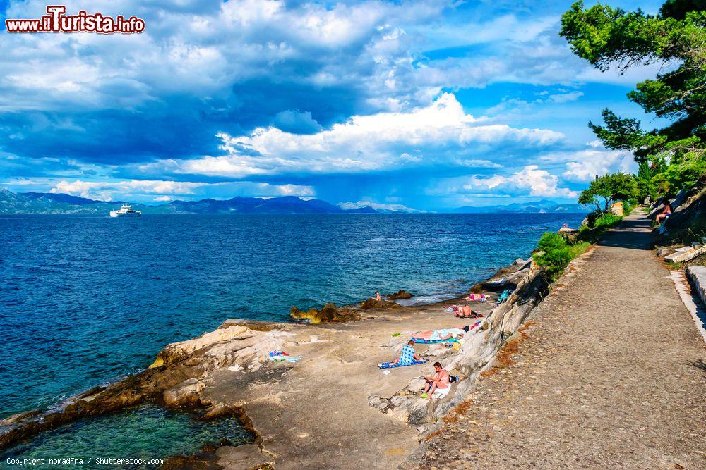 Immagine La costa rocciosa di Trpanj, Croazia. Una bella veduta del litorale attorno a Trpanj fotografato d'estate - © nomadFra / Shutterstock.com