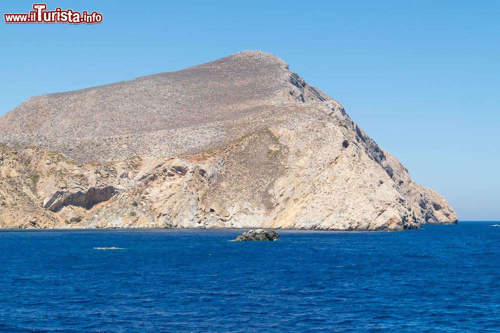 Immagine La costa rocciosa e aspra dell'isola di Sikinos (Grecia) vista dal mare.