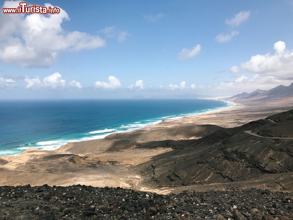 Immagine La costa selvaggia della spiaggia di Cofete a Fuerteventura, Spagna. Per bellezza e immensità questo luogo è paragonabile al Gran Canyon del Colorado.