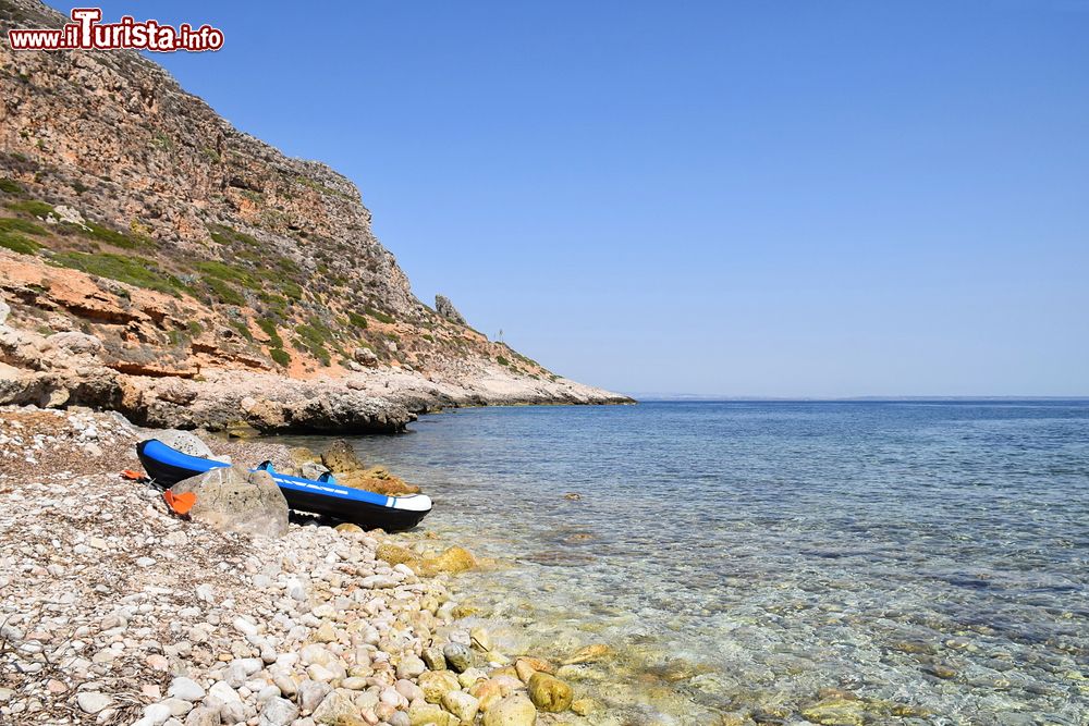 Immagine La costa selvaggia di Cala Camarro e la spiaggia con sassi e ghiaia: siamo a Levanzo in Sicilia, Isole Egadi