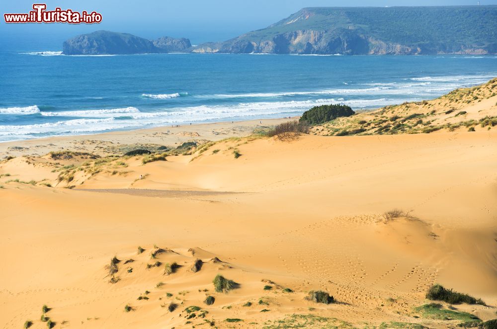 Immagine La costa selvaggia di Pistis, Sardegna occidentale: mare, spiaggia e grandi dune di sabbia