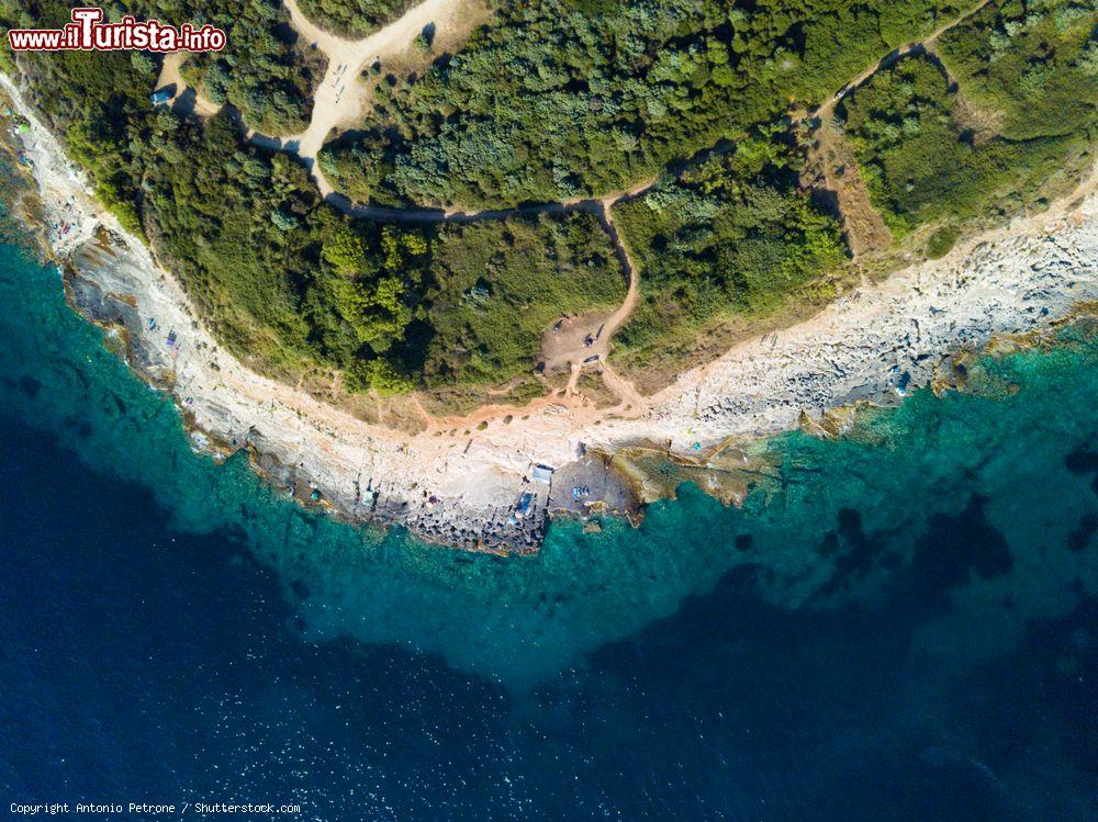 Immagine La costa selvaggia di Premantura in Istria nel Parco di Kamenjak in Croazia - © Antonio Petrone / Shutterstock.com