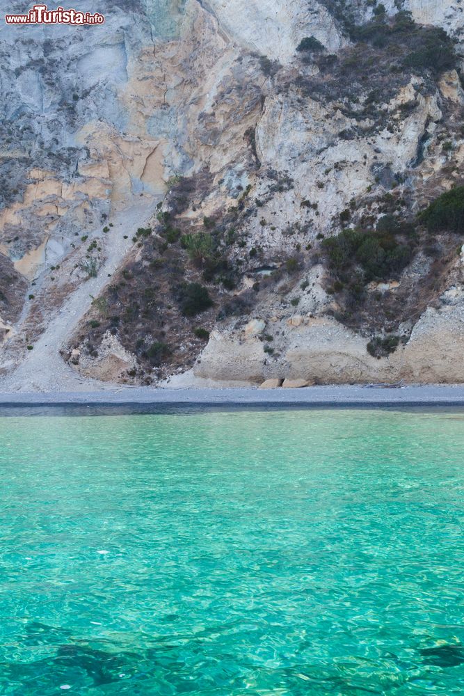 Immagine La costa selvaggia e il mare limpido di Palmarola