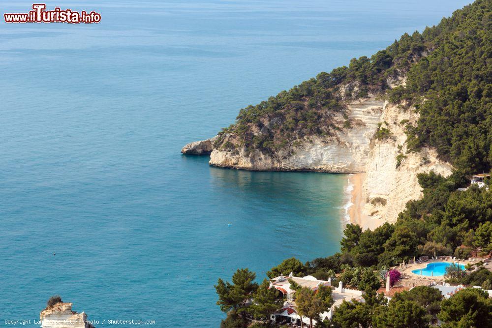 Immagine La costa spettacolare di Mattinata sul promontorio del Gargano in Puglia - © Landscape Nature Photo / Shutterstock.com