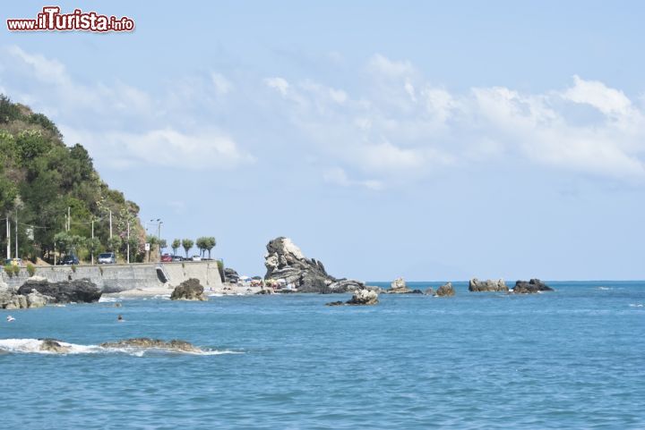 Immagine La costa Tirrenica sicula nei pressi di Brolo: siamo in provincia di Messina - © Gandolfo Cannatella / Shutterstock.com