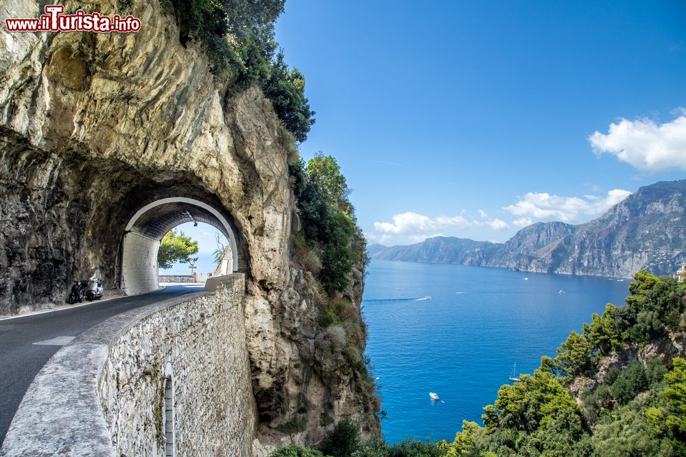 Immagine La costiera amalfitana, Campania. Situato a sud della penisola sorrentina, questo tratto di costa campana si affaccia sul golfo di Salerno. Patrimonio dell'Umanità dell'Unesco, la costiera vanta alcuni prodotti tipici fra cui limoncello, alici e conserve di pesce.