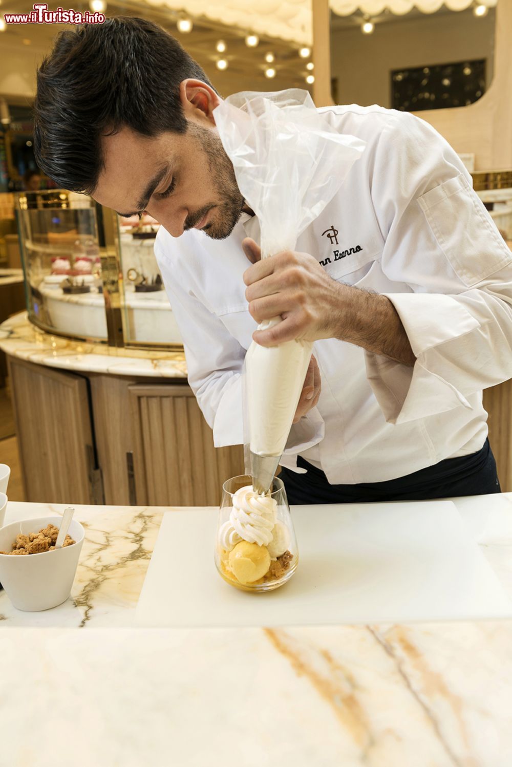 Immagine La creazione di un dolce al cucchiaio nella boutique 86 Champs di Parigi, Francia - © Jean Blaise Hall