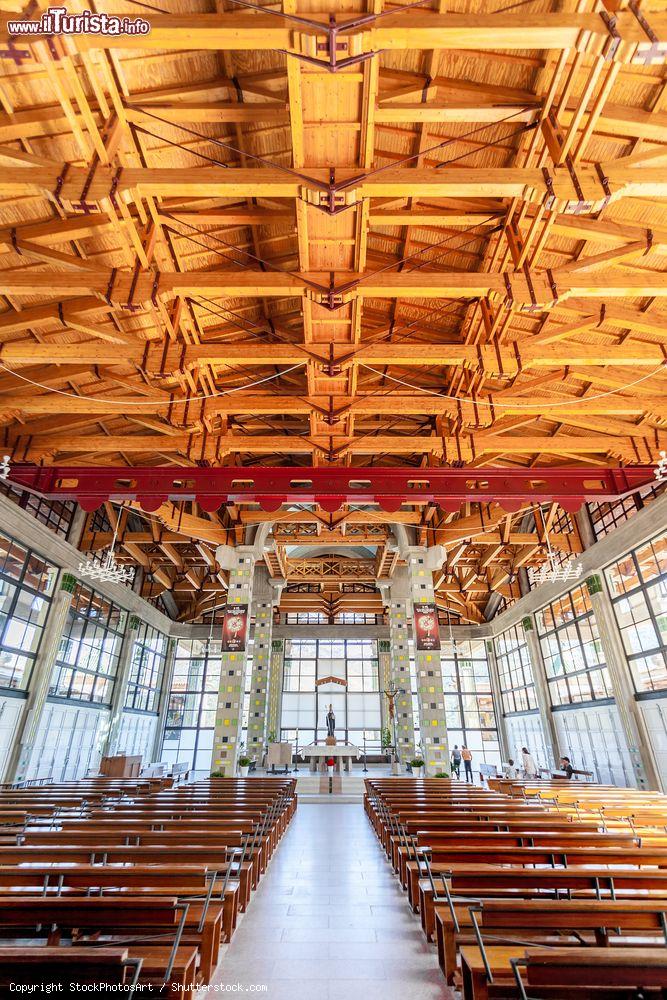 Immagine La cripta del santuario di Sao Bento da Porta Aberta, Terras de Bouro (Portogallo) - © StockPhotosArt / Shutterstock.com