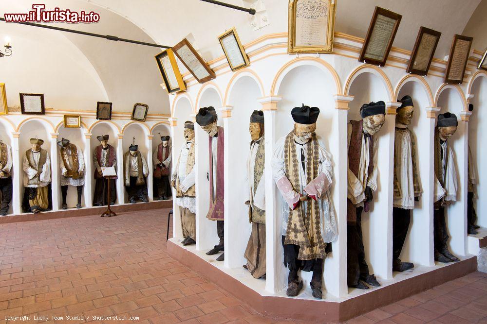 Immagine La cripta della Chiesa Madre di Gangi con i sacerdoti mummificati. Siamo in Sicilia. - © Lucky Team Studio / Shutterstock.com