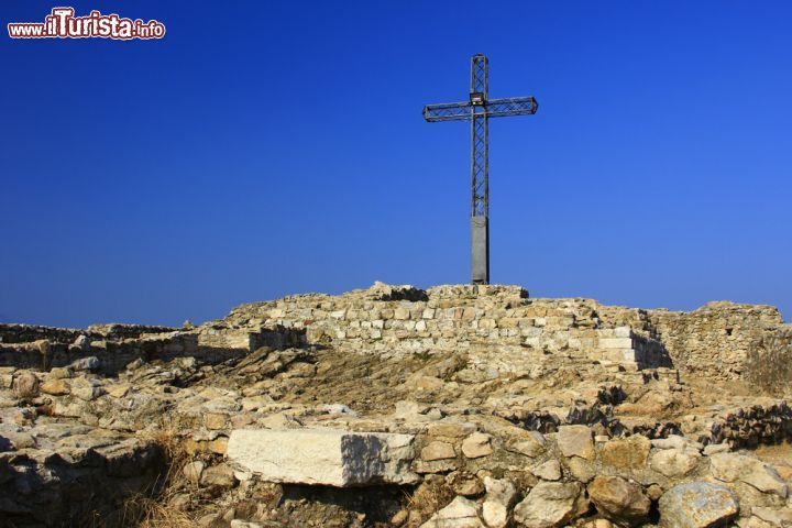 Immagine La croce in cima alla Rocca di Manerba, uno dei punti panoramici pià belli del Garda - © jopelka / Shutterstock.com