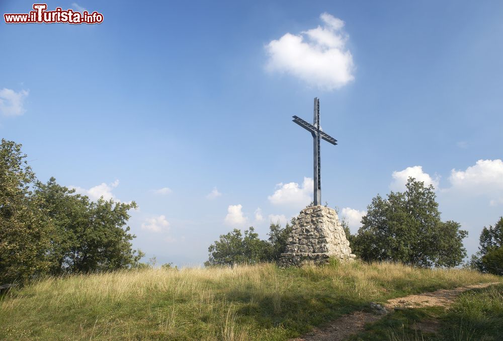 Immagine La croce sul monte Monte Orfano in Franciacorta, vicino a Rovato di Brescia