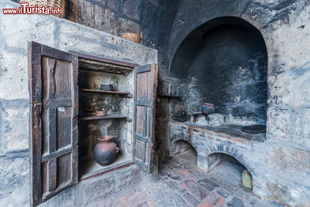 Immagine La cucina nel monastero di Santa Catalina nelle Ande a Arequipa, Perù. Costruito nel 1579 e fondato da una ricca vedova, Maria de Guzman, questo convento di clausura è il più grande del mondo e si estende su una superficie di oltre 20 mila metri quadrati. Si trova al centro di Arequipa e al suo interno contiene strade, giardini, chiostri e parchi.