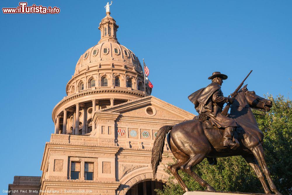 Immagine La cupola del Campidoglio di Austin con la statua di un Texas Ranger in primo piano (USA) - © Paul Brady Photography / Shutterstock.com