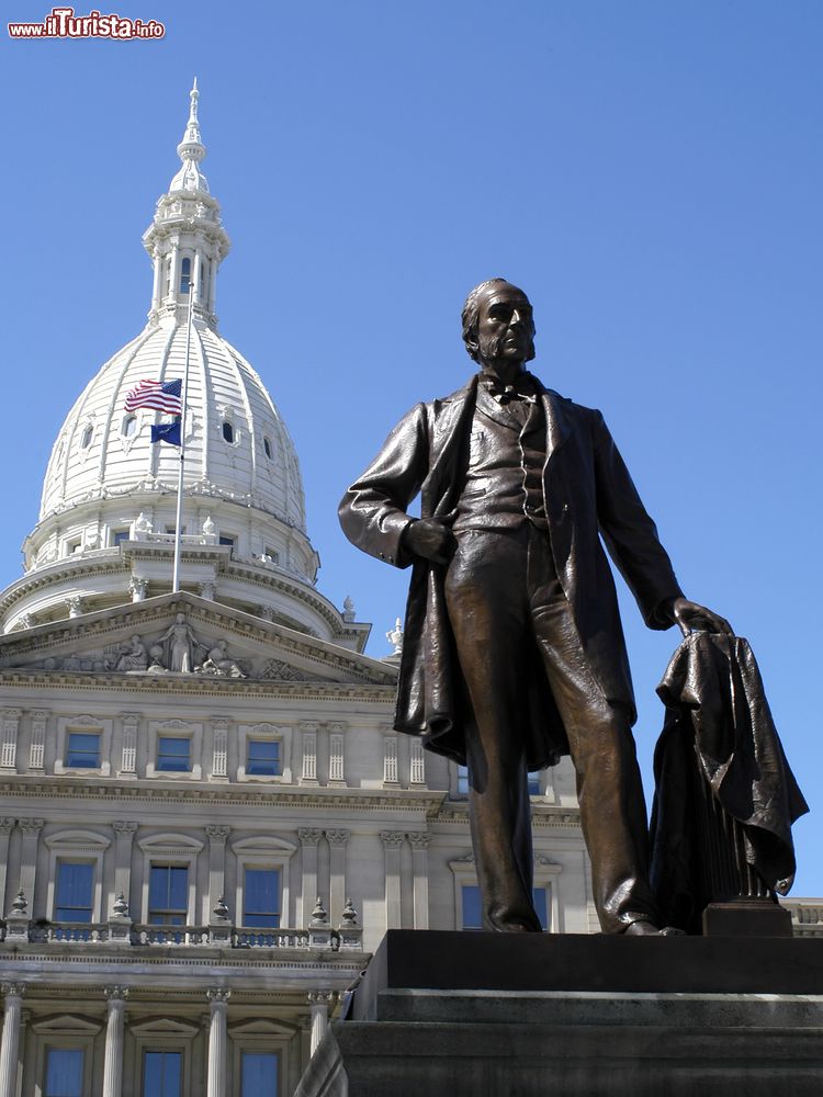 Immagine La cupola del Campidoglio di Lansing, Michigan (USA): nel suo punto più alto la struttura supera i 267 piedi, cioè 81,3 metri di altezza.