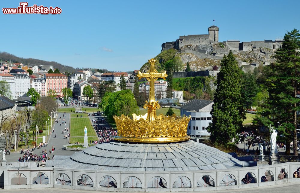 Immagine La cupola della basilica del Rosario con la corona e la croce dorate a Lourdes, Francia. Inaugurata nel 1889, questa chiesa sorge all'interno del santuario di Nostra Signora.