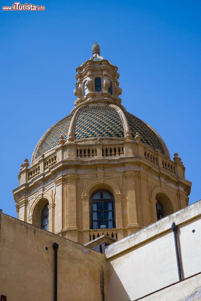 Immagine La cupola della chiesa del Purgatorio a Marsala, Sicilia, in una giornata con il cielo blu. 