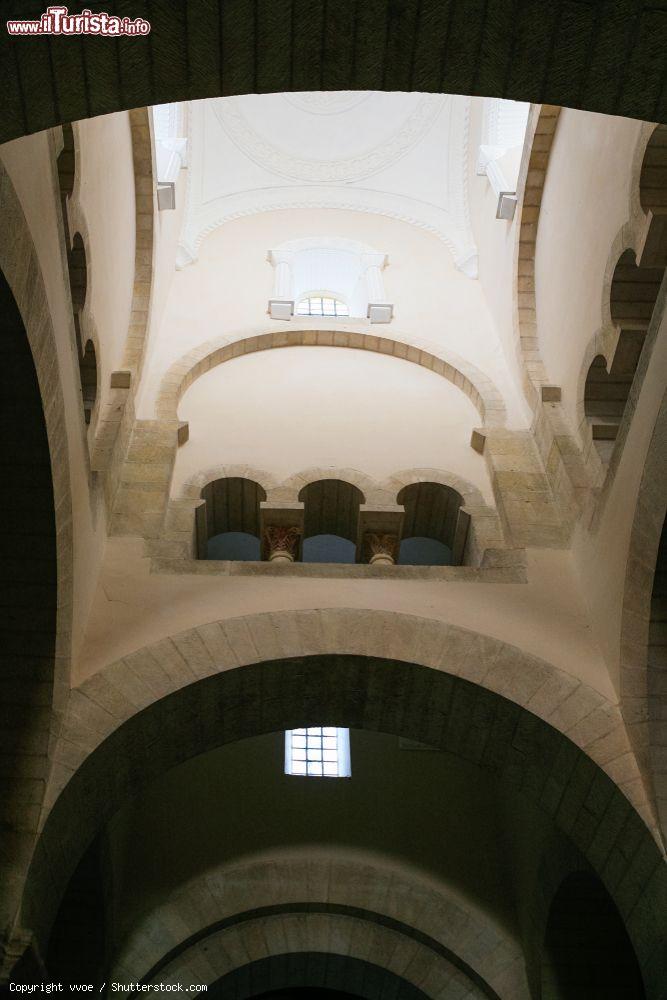 Immagine La cupola dell'antico oratorio carolingio di Germigny-des-Pres, Francia. La chiesa risale al primo IX° secolo e rappresenta il più antico edificio carolingio della Francia - © vvoe / Shutterstock.com