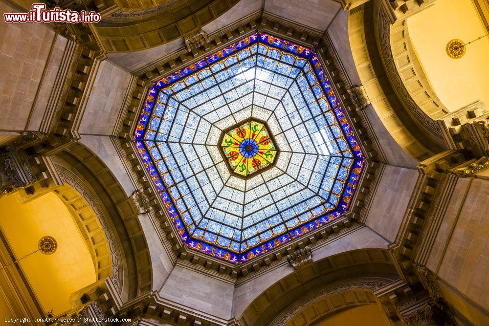 Immagine La cupola dell'Indiana State Capital di Indianapolis, Stati Uniti d'America. Questo bellissimo capolavoro in vetro è di manifattura tedesca - © Jonathan Weiss / Shutterstock.com