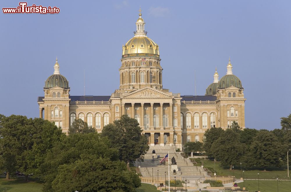 Immagine La cupola dorata del campidoglio a Des Moines, Iowa. Lo Iowa State Capitol è la sede governativa di questo stato e si trova nella capitale Des Moines; venne costruita fra il 1871 e il 1886 dagli architetti Alfred Piquenard e John Crombie Cochrane.