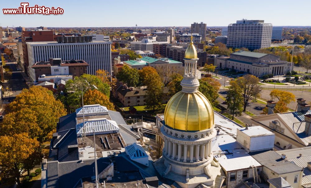 Immagine La cupola dorata del Campidoglio di Trenton, New Jersey (USA), riflette i raggi del sole nel tardo pomeriggio.