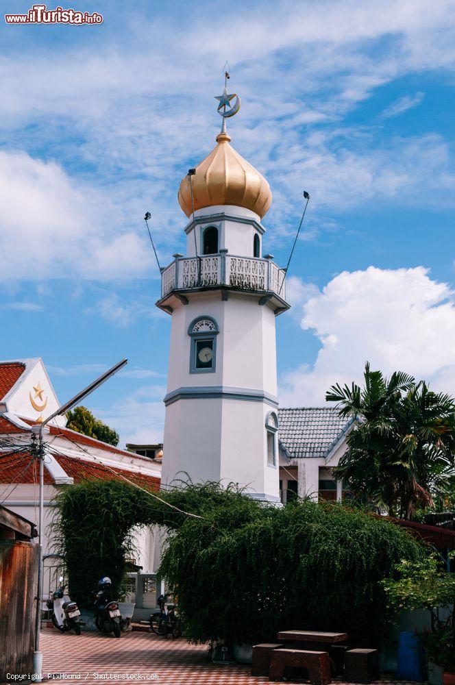 Immagine La cupola dorata del minareto di Masjid Asasul Islam a Songkhla, Thailandia. Si tratta di uno degli edifici religiosi storici più importanti della provincia di Songkhla - © PixHound / Shutterstock.com