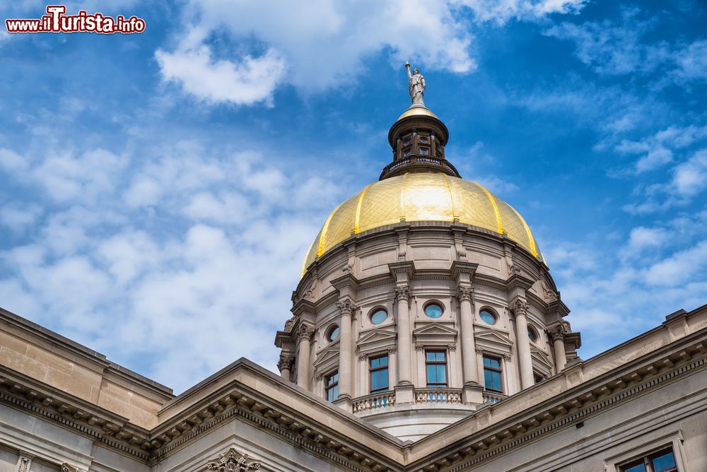 Immagine La cupola d'oro del Campidoglio di Atlanta, Georgia, USA. L'edificio in pietra calcarea è impreziosito dalla splendida cupola dorata. E' una versione in miniatura del Campidoglio di Washington.