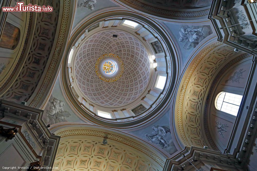 Immagine La cupola laterale della cattedrale di Sant'Emidio a Ascoli Piceno, Marche, Italia. Nella cripta della chiesa sono custodite le reliquie del santo patrono cittadino - © trotalo / Shutterstock.com