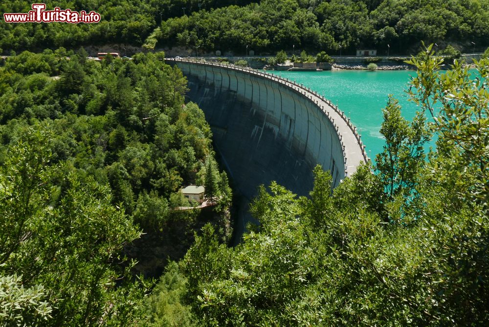 Immagine La diga del Lago di Fiastra nelle Marche