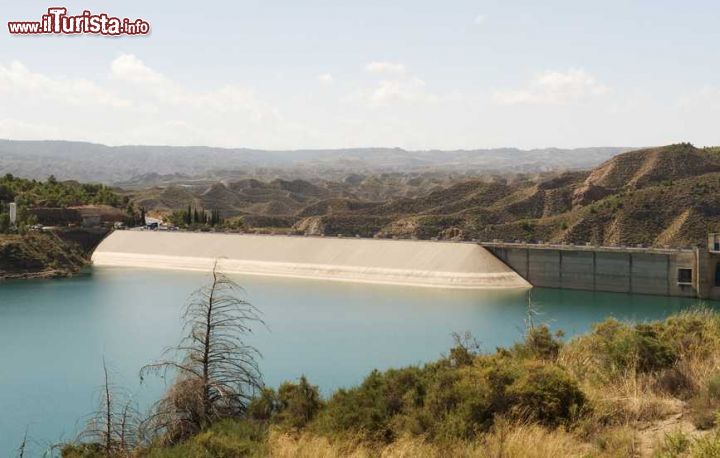 Immagine La diga del Negratin embalse in spagna, regione di Baza in Andalusia