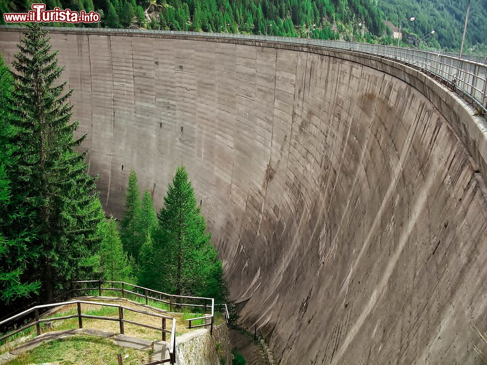 Immagine La diga di Beauregard a Valgrisenche, Valle d'Aosta. Situato a 1770 metri d'altitudine, questo invaso è alto 132 metri e ha una capacità di 70 milioni di metri cubici d'acqua. Venne progettata negli anni '50 per creare un'enorme riserva d'acqua ad uso idroelettrico.