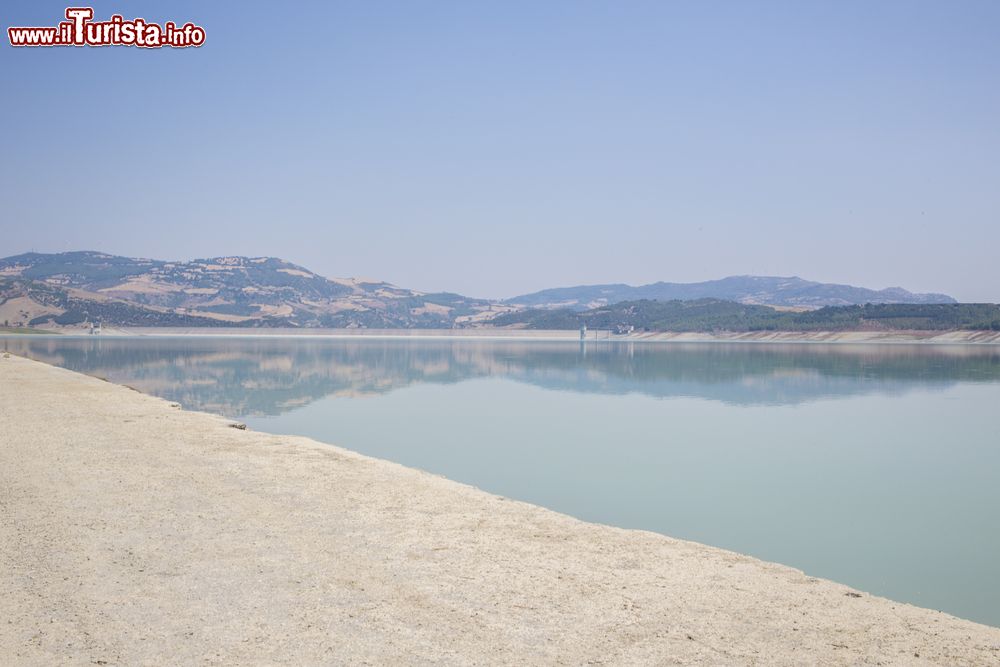 Immagine La Diga di Monte Cotugno si trova a Senise (PZ) e sbarra le acque del fiume Sinni. E' la diga più larga del suo tipo in Europa
